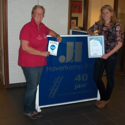 Een trotse Manon Haverkamp met het in mei 2015 behaalde MQM UDO certificaat