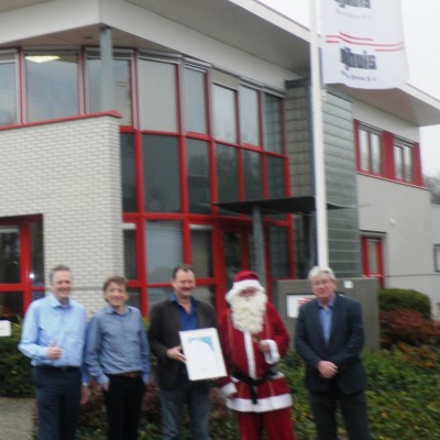 Trotse medewerkers met het Startcertificaat