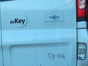 Eén van de bedrijfsbussen van De Key, voorzien van het MQM keurmerk
