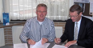 M. Meijerink bezegelt de voortzetting van de relatie met KOVON door ondertekening van een nieuwe deelnemersovereenkomst. M. Meijerink bezegelt de voortzetting van de relatie met KOVON door ondertekening van een nieuwe deelnemersovereenkomst.